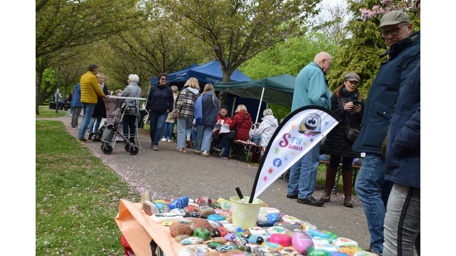 STH Stones präsentierte bemalte Steine, das Kuchenzelt war dicht belagert. (Foto: ab)