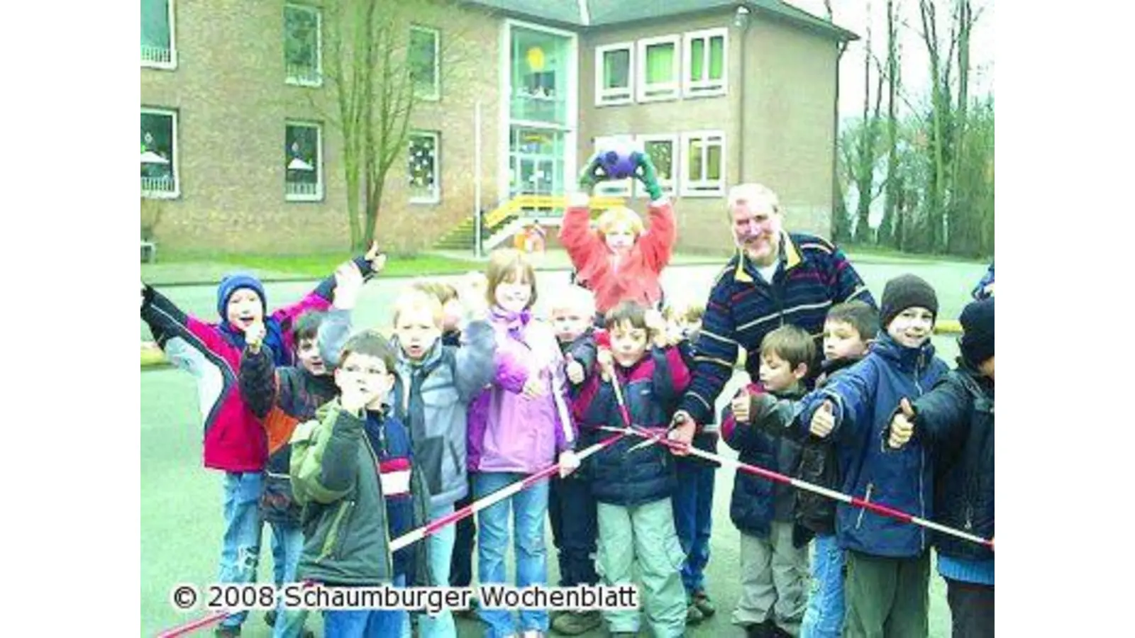 Immanuel-Schule weiht Mini-Kick-Feld ein (Foto: red)