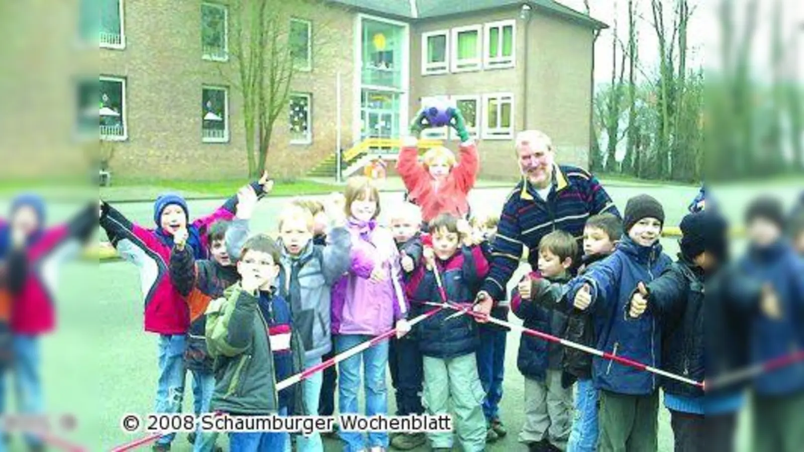 Immanuel-Schule weiht Mini-Kick-Feld ein (Foto: red)