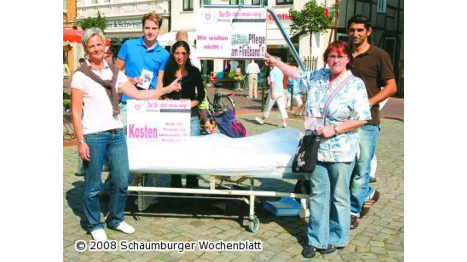 Ulla Schmidt bekommt Post aus Schaumburg Mitarbeiter des Krankenhauses informierten auf dem Marktplatz (Foto: wtz)