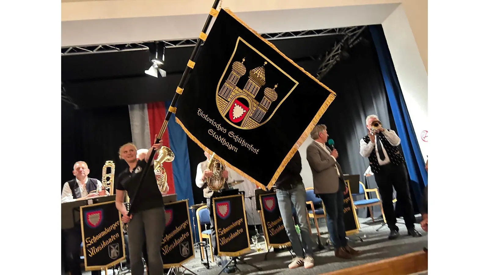 Die Fahne des Julianenrotts wird geweiht, nun wird dem Frauenrott beim Schützenfest diese Fahne vorangetragen werden.  (Foto: privat)