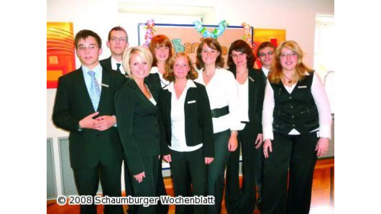 Neue Auszubildende bereiten sich auf Kundenservice vor (Foto: ro)