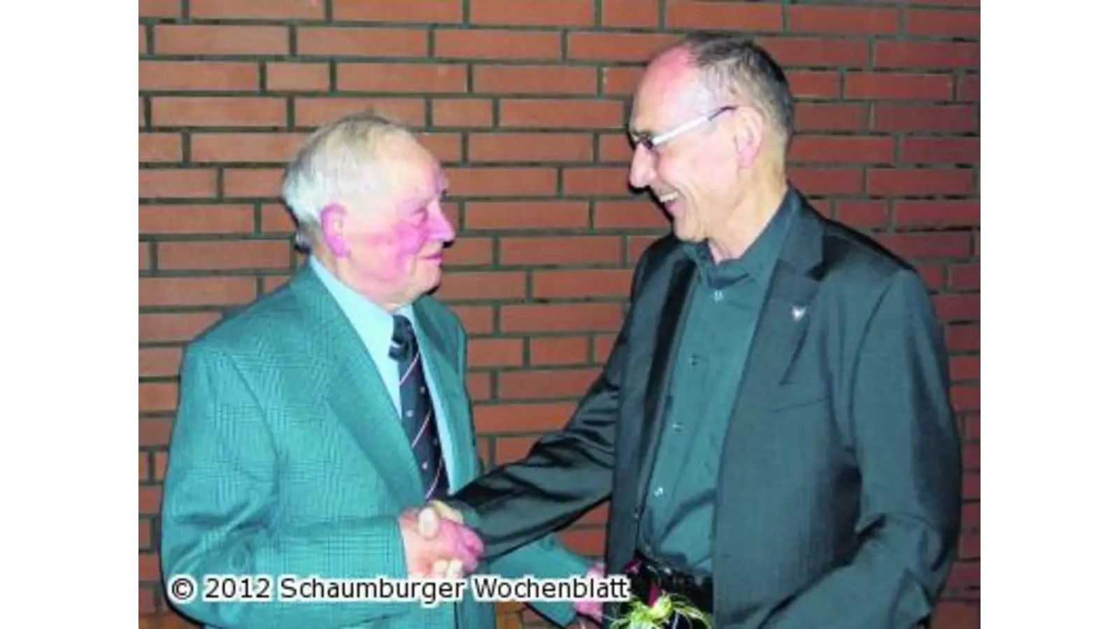 Heinz Schmidt ist schon seit 65 Jahren SPD-Mitglied Mitgliederversammlung des Ortsvereins Lindhorst (Foto: bt)