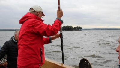 Messung mit dem Stab: Wilhelm Bredthauer überprüft die Wassertiefe. (Foto: wb)