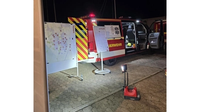 Am Einsatzleitwagen Rodenberg wurde die Suche koordiniert. (Foto: red)