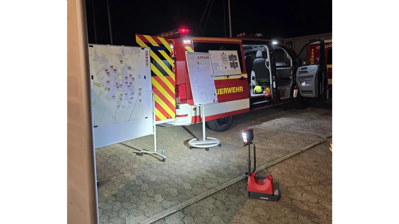 Am Einsatzleitwagen Rodenberg wurde die Suche koordiniert. (Foto: red)