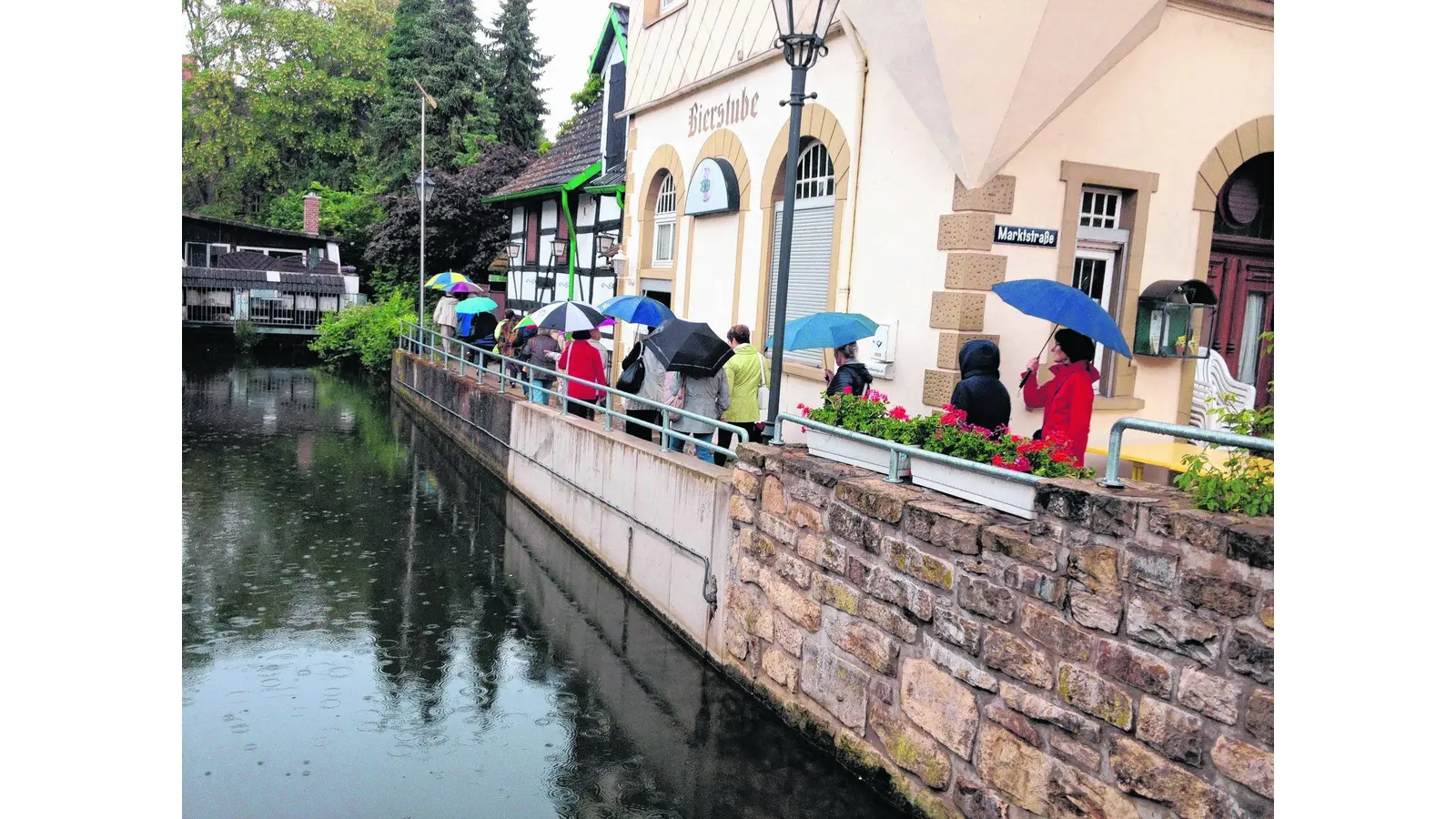 Landfrauen erkunden Lauenau (Foto: gr)