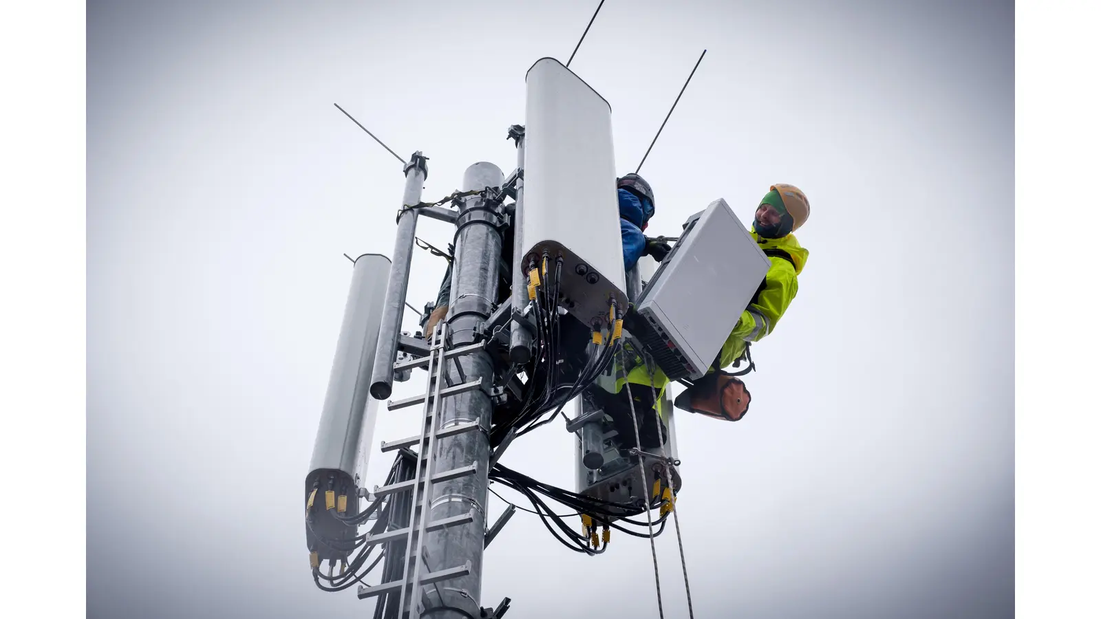 So sieht die Montage der 5G-Antennen in luftiger Höhe aus. (Foto: Norbert Ittermann/Telekom)