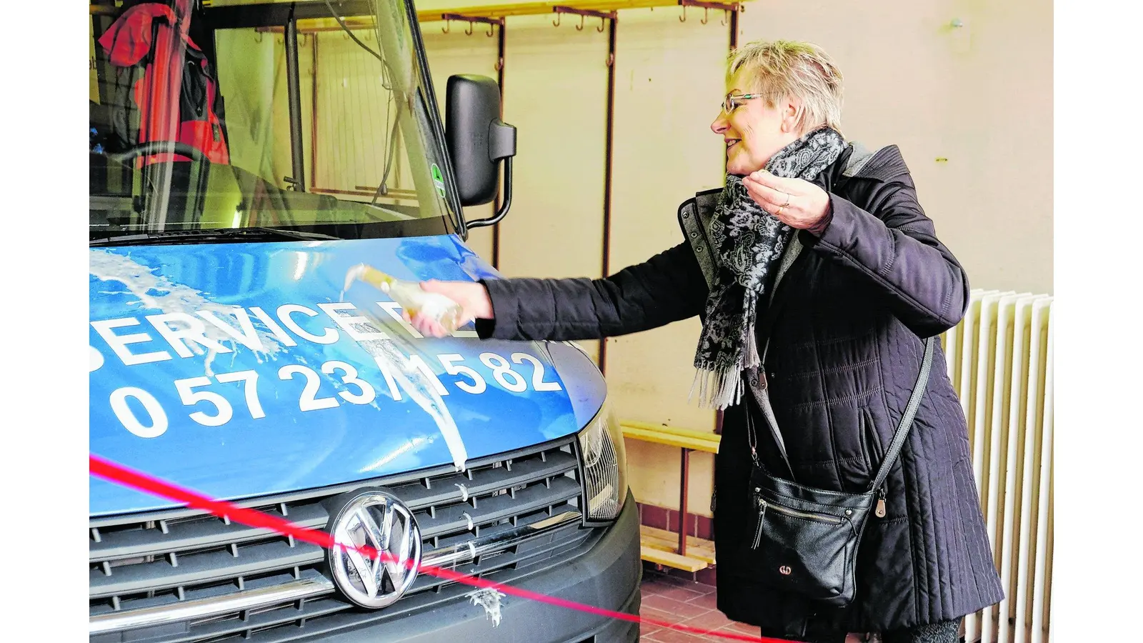 Neuer Bürgerbus wird mit Sekt getauft (Foto: jl)