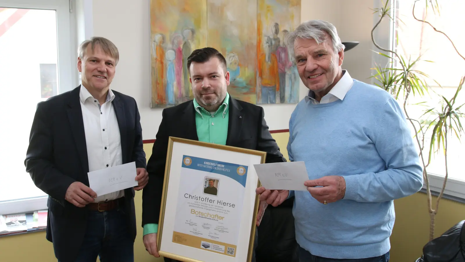 Bürgermeister Oliver Theiß (v. li.), Gastronom Christoffer Hierse und der Präsident des ICH Dieter Kindermann bei der Übergabe der Spende. (Foto: bb)