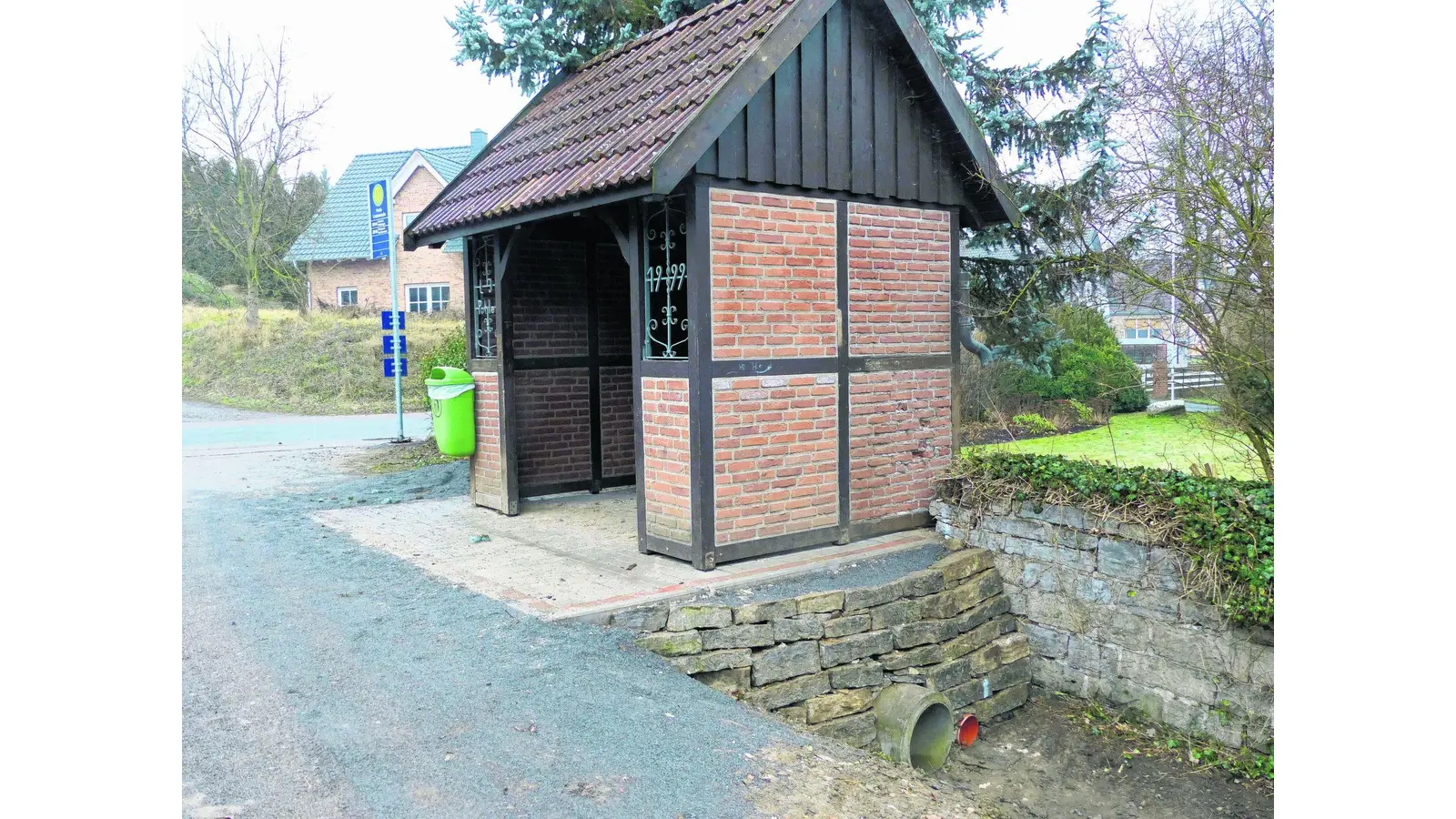 Nun hat das Buswartehaus endlich einen neuen Platz (Foto: al)