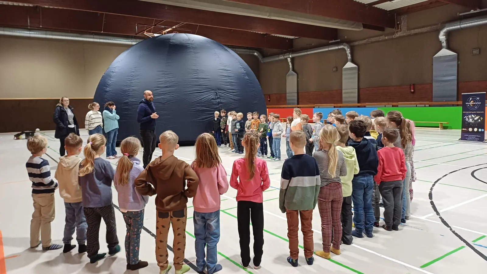 Gespannt warten die Schüler auf das Erleben des Planetariums. (Foto: privat)