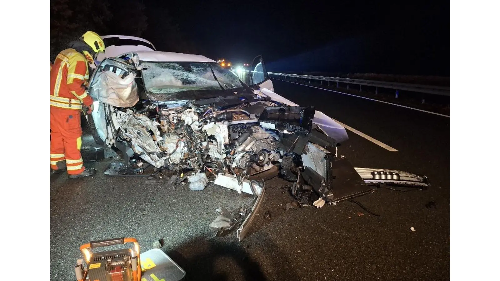 Der schwer beschädigte Audi-SUV auf der Autobahn 2. (Foto: privat)