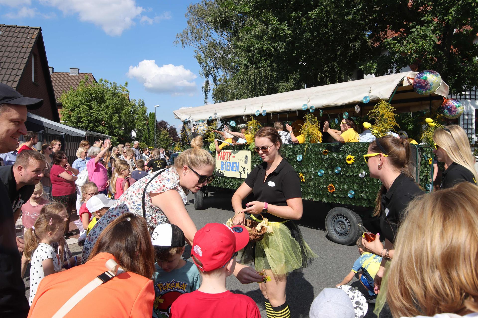 Viel los am Straßenrand: Kinder freuen sich auf jede Menge Kamelle.  (Foto: tau)