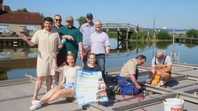 Die Seebühne wird aufgebaut: Und alle Akteure stehen schon bereit. (Foto: gi)