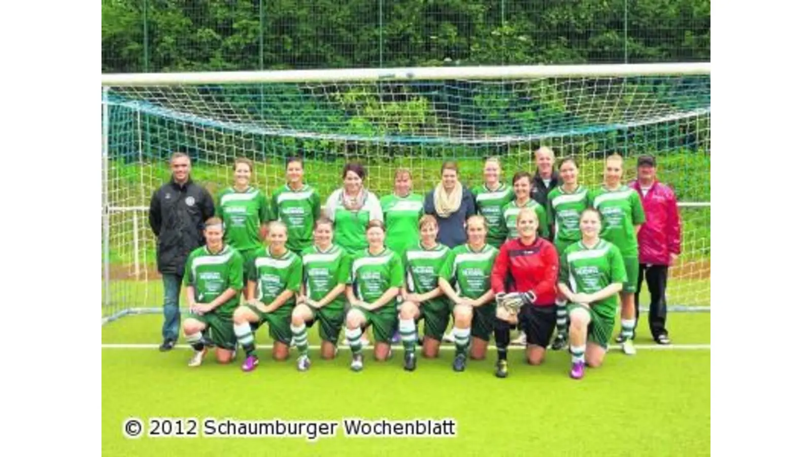 Mit Bezirkspokal im Arm überglücklich (Foto: pm)