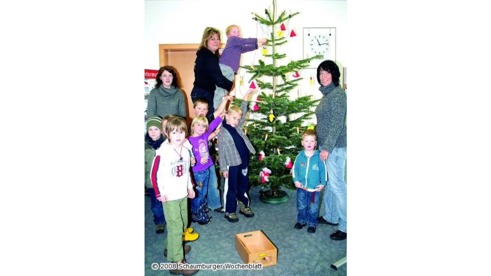 Weihnachtsbaum in der Sparkasse wird geschmückt (Foto: tt)