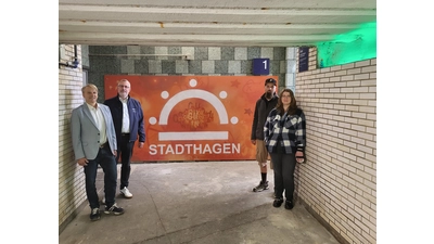 Bürgermeister Oliver Theiß (v. li.), Jörn Tunat von der Bahn, Grafitti-Künstler Niclas Hattendorf und Maren Tönjes von der Stadtjugendpflege hoffen, dass die Neugestaltungsmaßnahmen im Bahntunnel das Sicherheitsgefühl der Nutzer erhöhen.  (Foto: bb)