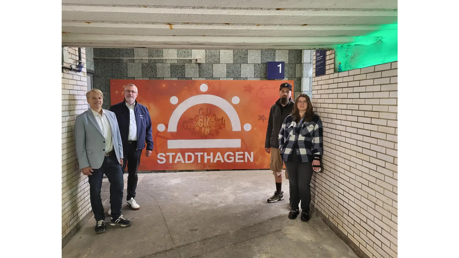 Bürgermeister Oliver Theiß (v. li.), Jörn Tunat von der Bahn, Grafitti-Künstler Niclas Hattendorf und Maren Tönjes von der Stadtjugendpflege hoffen, dass die Neugestaltungsmaßnahmen im Bahntunnel das Sicherheitsgefühl der Nutzer erhöhen.  (Foto: bb)
