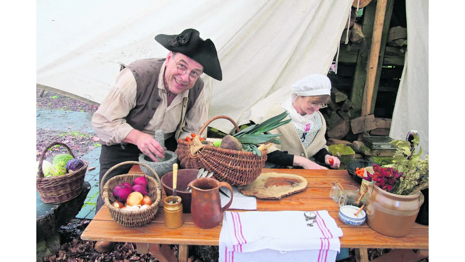 Elke und Karl Sochor kochen am offenen Feuer (Foto: gi)