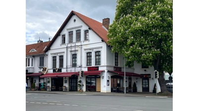 Am Dienstag wurde der Bereich ab Kreuzungsbereich Lange Straße / Wallstraße gesperrt und die Räumlichkeiten der Spielhalle durchsucht. (Foto: nd)