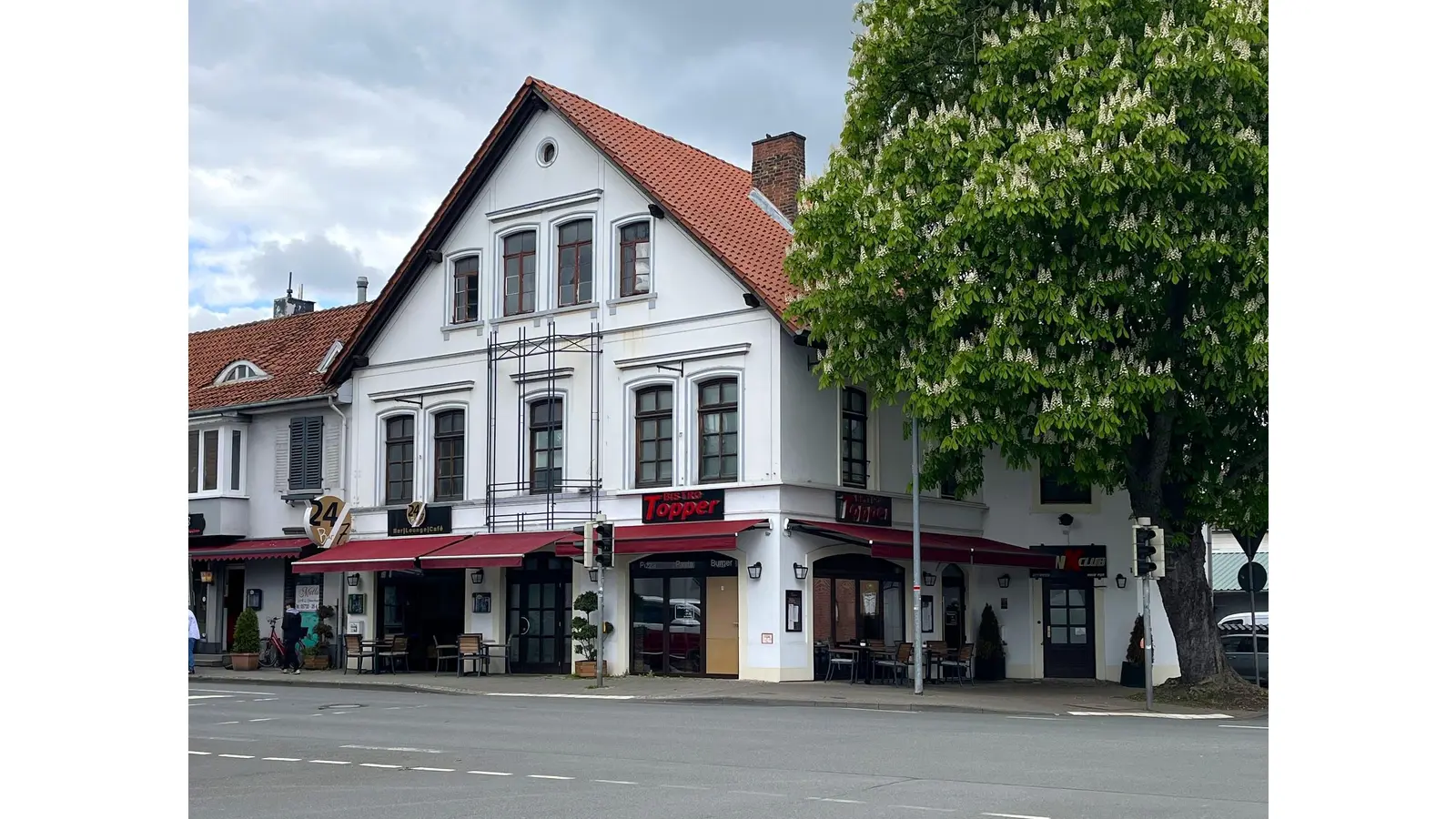 Am Dienstag wurde der Bereich ab Kreuzungsbereich Lange Straße / Wallstraße gesperrt und die Räumlichkeiten der Spielhalle durchsucht. (Foto: nd)