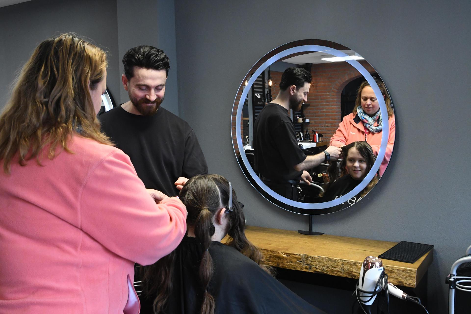 Zur Vorbereitung müssen die Haare eng geflochten werden. (Foto: nd)