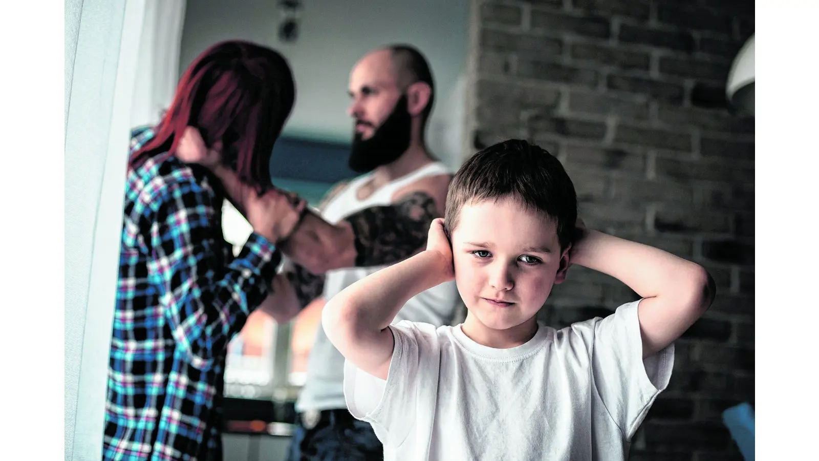 Sad, desperate little boy during parents quarrel. Clog the ears. (Foto: jb)