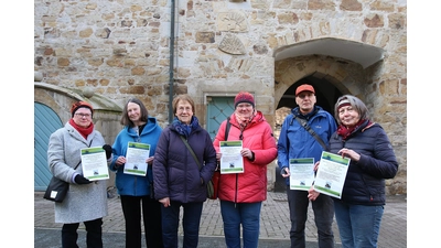 Das Gästeführerteam mit Ulrike Hasemann, Doris Herrmann, Wilma Kolbe, Dagmar Eynck, Michael Bessler und Gisela Schäfer freuen sich auf viele Teilnehmer an der Tour durch Stadthagen, die im Schloss den Blick besonders auf Zeichen und Inschriften richten wird. (Foto: bb)