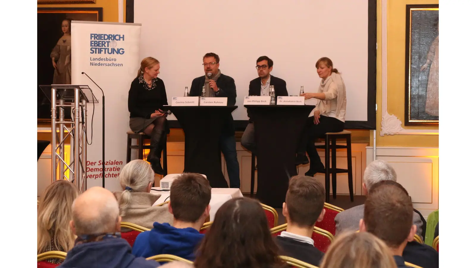 Moderatorin Cosima Schmitt (v. li.), Carsten Ruhnau, Vorsitzender der SPD Schaumburg, der SPD-Landtagsabgeordnete Jan-Philip Beck und Bildungswissenschaftlerin Annekatrin Bock tauschen sich zum Thema „Bildung in der digitalisierten Welt“ aus.  (Foto: Borchers, Bastian)