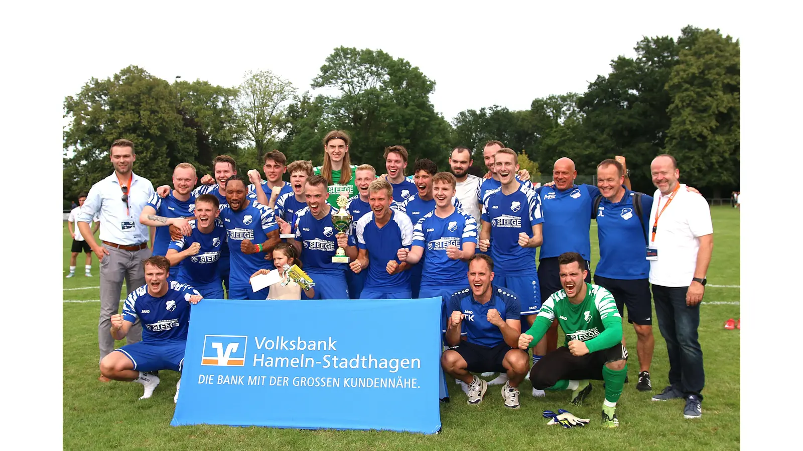 Der MTV Rehren A./R. schnappt sich den Masters-Pokal.<br> (Foto: bb)