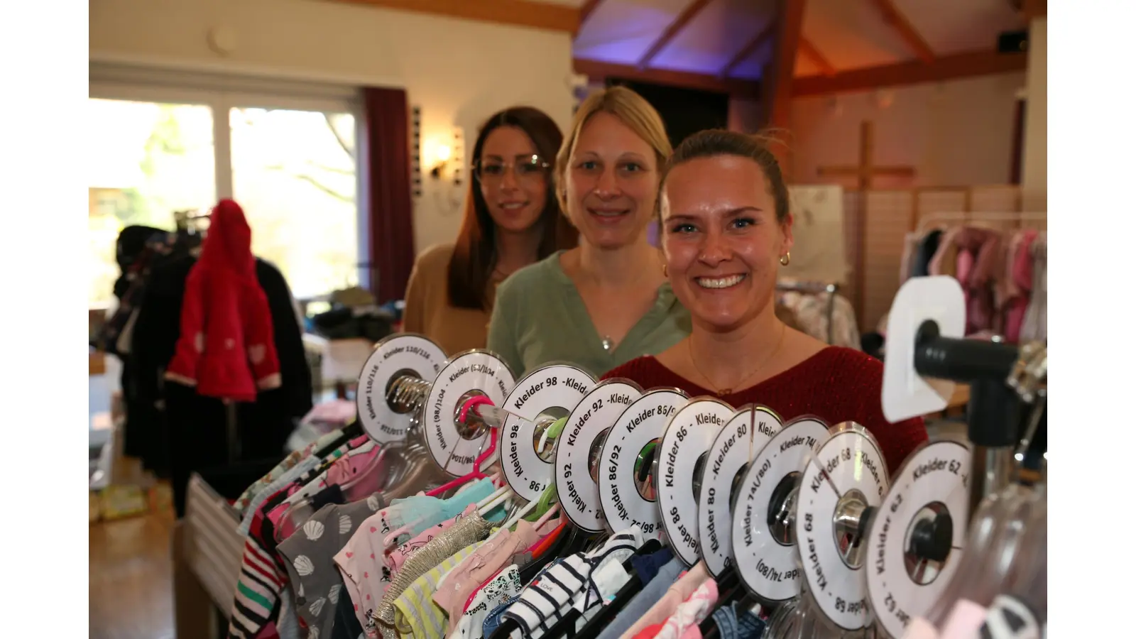 Organisieren erneut den Basar der Kita „Elim“ in Vehlen: Sandra Leuci (von vorn), Sandra Achterberg und Hanna Gunjaca. (Foto: privat)