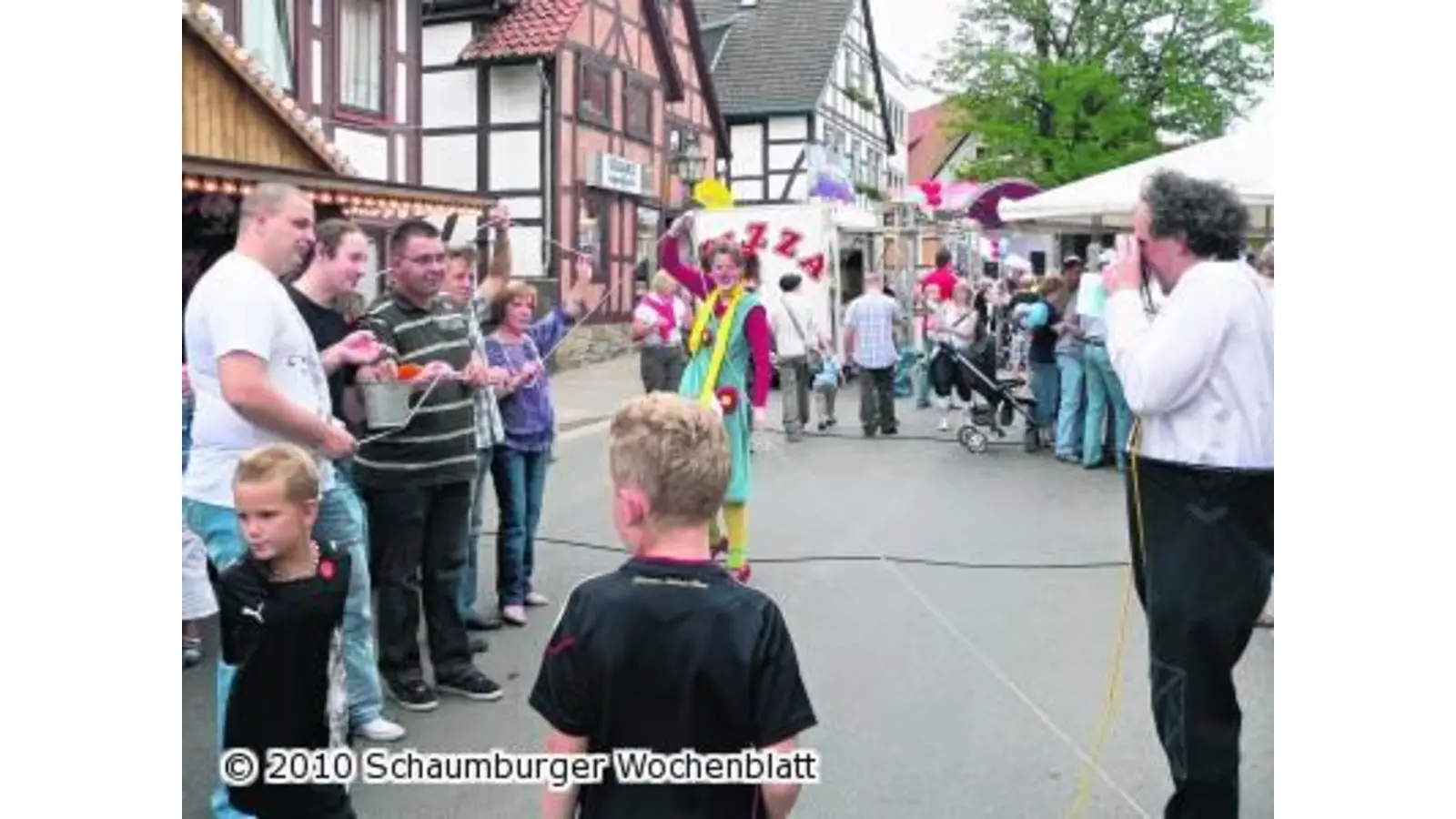 Schon am Nachmittag tanzen die Besucher auf der Marktstraße (Foto: al)