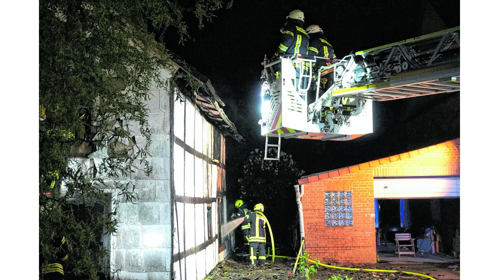 Leerstehendes Haus steht in Vollbrand (Foto: jb)