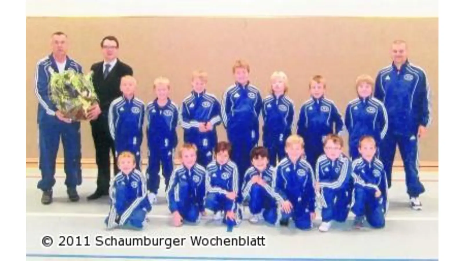 Im neuen Anzug trainieren die E-Junioren (Foto: wa)