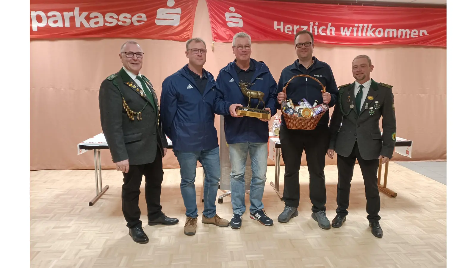 Mannschaftssieger Musikzug Pohle 2., v.l.n.r. Schießsportleiter Th. Dreßler, A. Elsner, H. Struckmeier, T. Dierßen u. Vorsitzender A. Reich. (Foto: Wilfried Mundt)