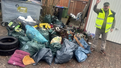 Die Helfer tragen von den verschiedenen Sammelpunkten einen großen Haufen Abfall zusammen.  (Foto: privat)