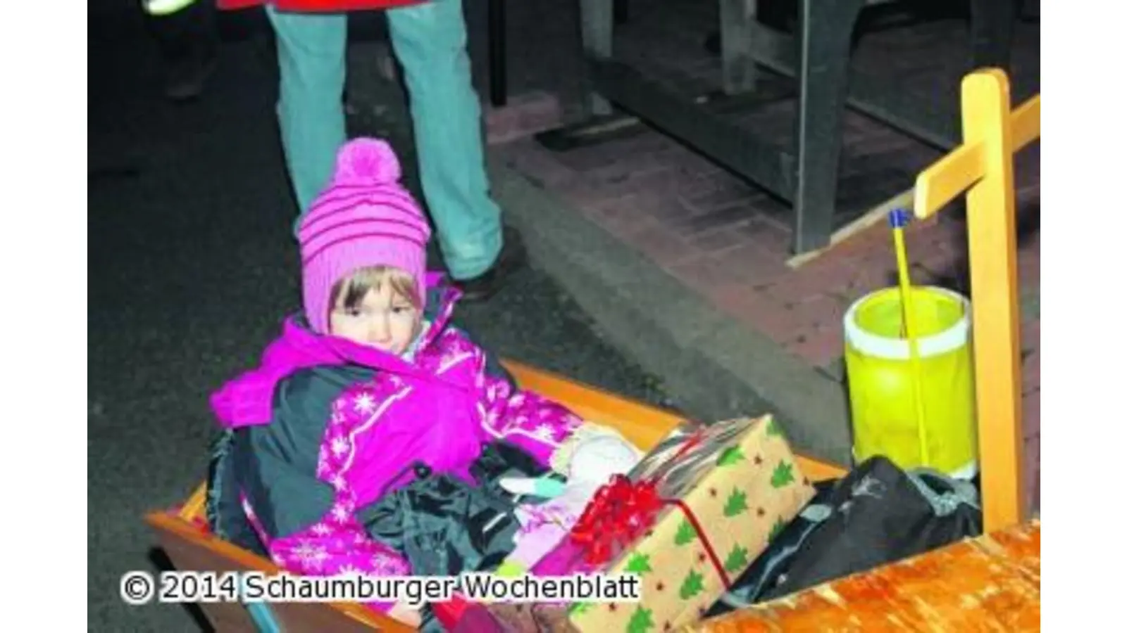 Mit vielen Fackeln und Laternen durch das Dorf (Foto: us)