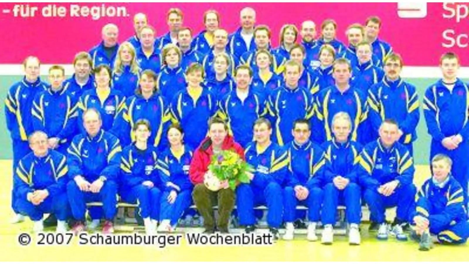 Ehrenamtliche in Trainingsanzügen (Foto: al)