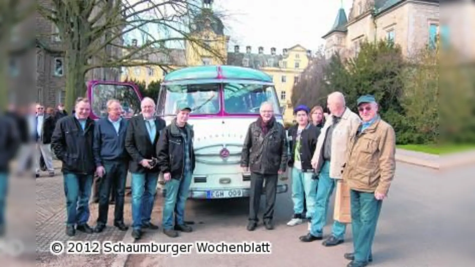 Oldtimer-Bus sorgt für staunende Blicke (Foto: red)