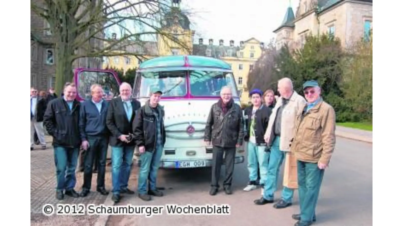 Oldtimer-Bus sorgt für staunende Blicke (Foto: red)