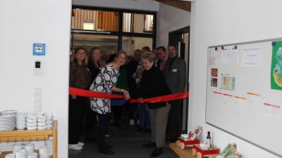 Schneiden das Band zum Anbau gemeinsam durch (v.li.): Nicole Schafrick und Katrin Baciulis-Dettmer. (Foto: wb)