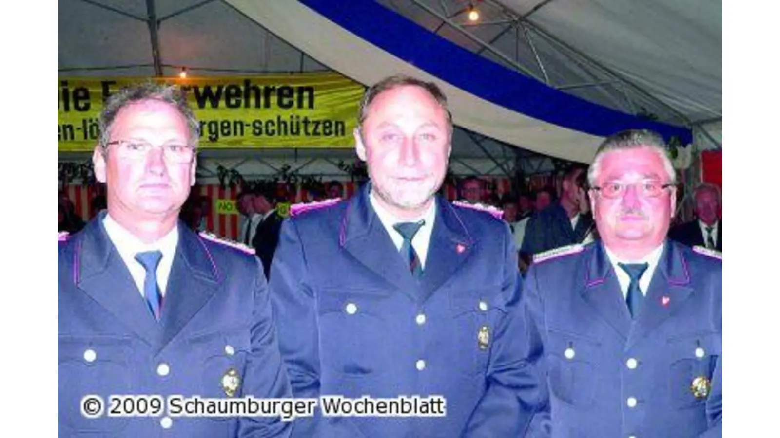 Drei Besen für das neue Gerätehaus (Foto: al)