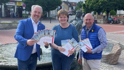 Stellen das neue RoWoKi-Programm 2024 vor: Stadtdirektor Dr. Thomas Wolf, Ausschussvorsitzende Catrin Döpke und Bürgermeister Ralf Sassmann. (Foto: Samtgemeinde Rodenberg)