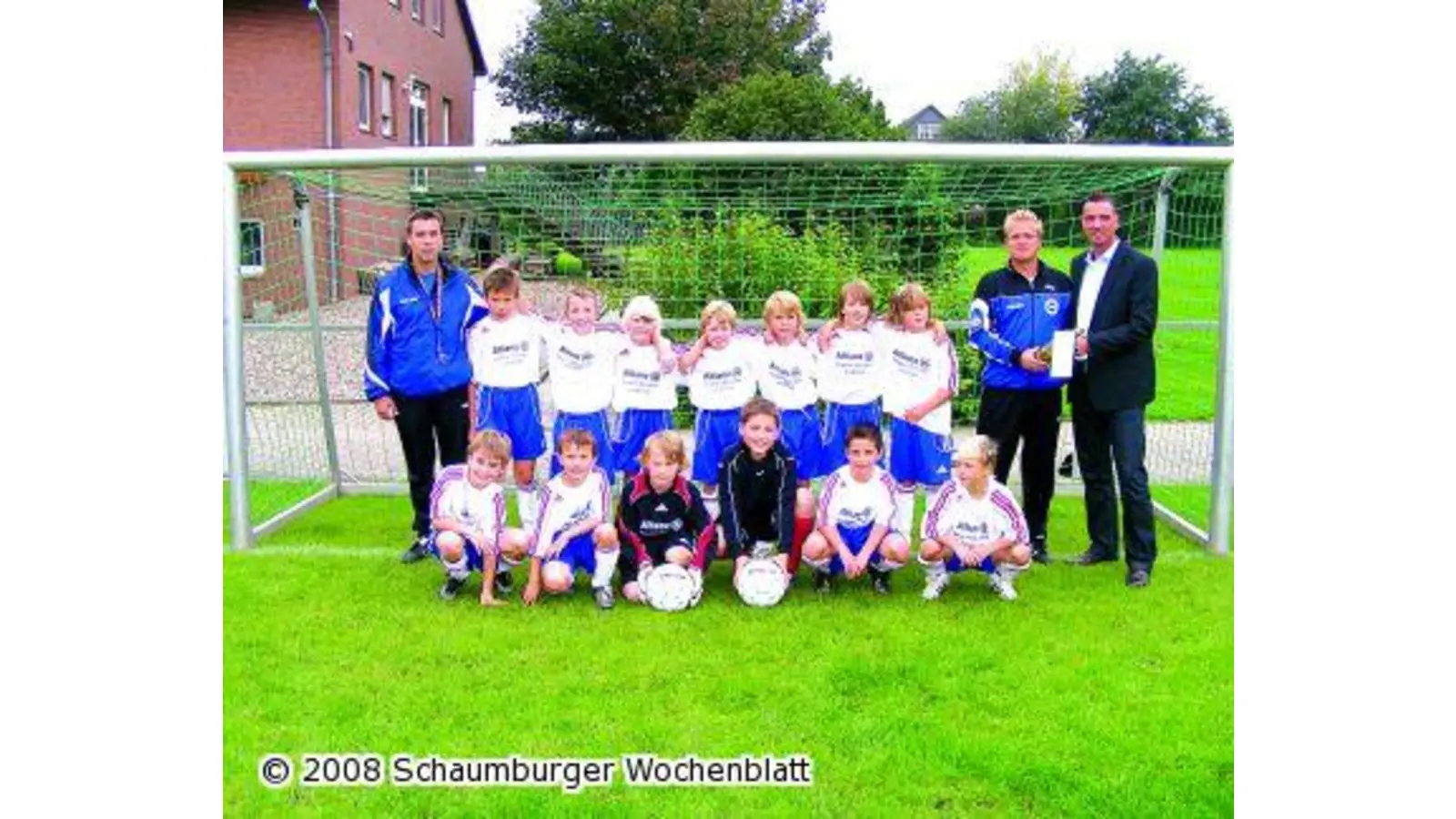 Neue Shirts für die jungen Kicker (Foto: red)