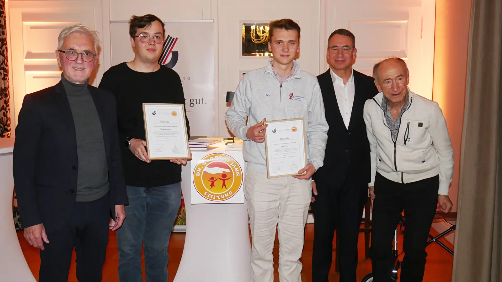 Bernward Altmeppen (v.li.), Preisträger Thorben Hartmann und Peye Denker, Andreas und Norbert Jahn. (Foto: gk)