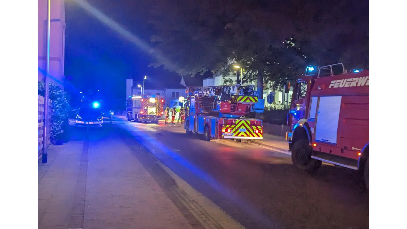 Die Feuerwehr Bückeburg ist im Unterwallweg im Einsatz. (Foto: red)