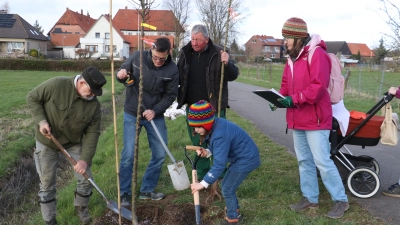 Pflanzaktion: Groß und Klein packen mit an.  (Foto: gi)