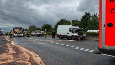 An der Unfallstelle: Rettungskräfte im Einsatz. (Foto: Feuerwehr)