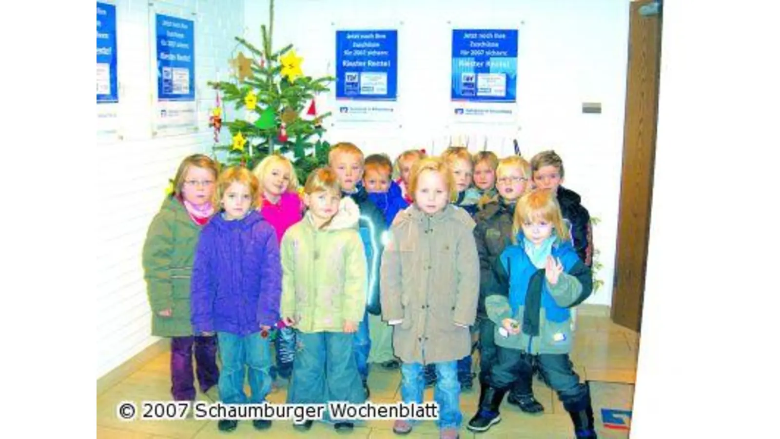 Kinderhort schmückt Weihnachtsbaum (Foto: red)